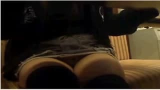 Japonesa masturbándose por debajo de la mesa Japonesa masturbándose por debajo de la mesa