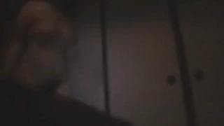 Por fin ve su vagina peluda en la oscuridad