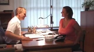 Sexo sabroso con una gorda en la oficina