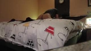 Japonés se pone en cuatro para que lo follen