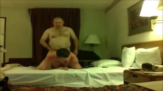 Dos maduros gorditos que se follan el ano