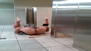 Un dildo para masturbarse en un baño público Un dildo para masturbarse en un baño público
