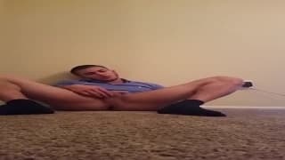 Joven gay se divierte masturbándose frente a la webcam hasta acabar