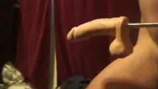 Su culo follado por una máquina sexual y le encanta