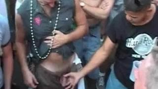 Grupo de homosexuales hacen una gran fiesta