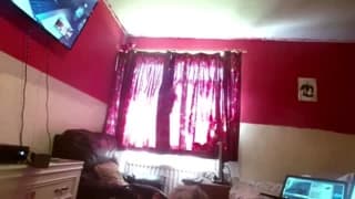 Esta mañana se despierta masturbándose