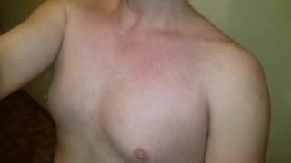 Chico blanco masturbándose su polla frente a la cámara. Chico blanco masturbándose su polla frente a la cámara.