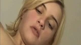 Rubia de tetas pequeñas, chupa y toma anal