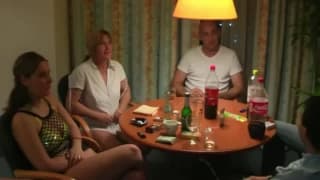 Aficionados que comparten pareja durante sus vacaciones Aficionados que comparten pareja durante sus vacaciones