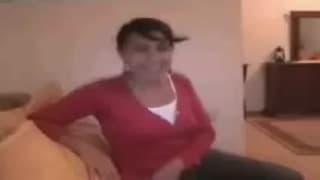 Le enseña a su hijastra cómo es el sexo Le enseña a su hijastra cómo es el sexo
