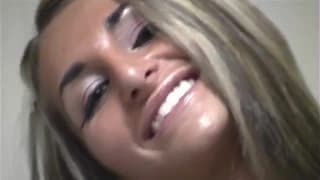 Excelentes caricias heladas con una rubia.