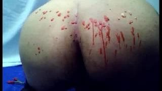 Este gay pinta su cuerpo y se pone pinzas