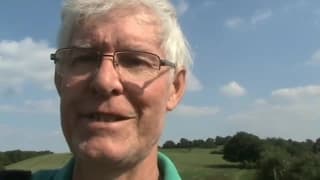 A este viejo le gusta la paja al aire libre