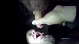 Una escena amater en la oscuridad entre gays