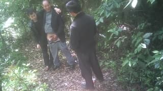 Los viejos asiáticos disfrutan de una mamadita en el bosque Los viejos asiáticos disfrutan de una mamadita en el bosque