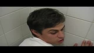 Sexo anal en el baño de una gasolinera