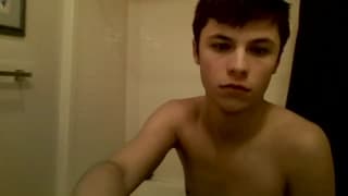 Un jovencito caliente disfruta de su polla a solas