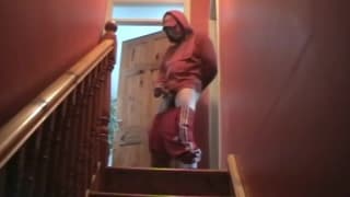 Un tío cachondo en casa usa su nuevo juguete para correrse