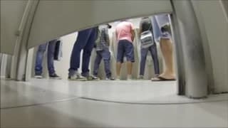 En los baños públicos los gays son felices En los baños públicos los gays son felices