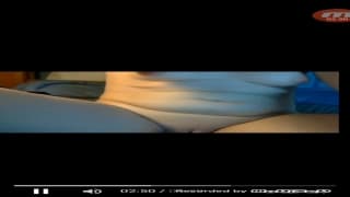 Esta chica solo quiere mostrarte su coño depilado y jugoso