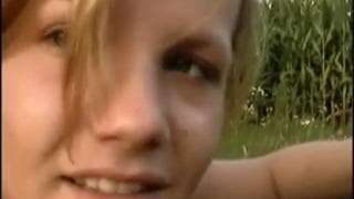 EN un viaje al campo le dan ganas de sexo EN un viaje al campo le dan ganas de sexo