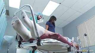 Hermosa Shazia Sahari da una mamada al médico