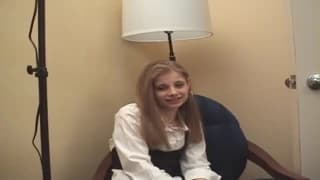 Esta rubia caliente goza mamando sin parar