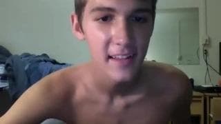 Jovencito disfruta de su propio semen!