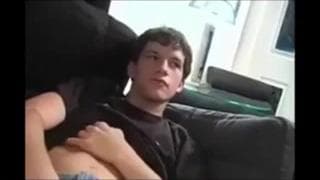 Sexy chico Teen masturbándose ansiosamente en la cámara