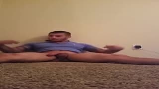 Este hombre realmente disfruta masturbándose