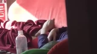 Con una cámara lo espía haciéndose la manuela