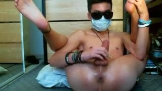 Chico tocándose con una mascarilla puesta Chico tocándose con una mascarilla puesta