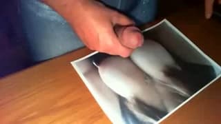 Un tipo se excita viendo fotos eróticas