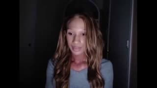 Esta piel bronceada trans muy traviesa le encanta tocar!