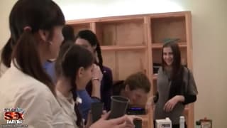 Los estudiantes se montan una orgía después de un examen Los estudiantes se montan una orgía después de un examen