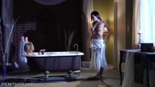 Escena lésbica para Laly en el baño