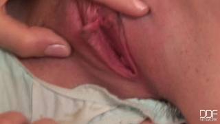 Un par de chicas dispuestas a follarse juntas en la casa