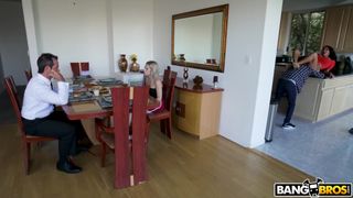 Esta latina recibe un creampie después de mamar polla sin parar