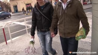 Flores y sexo para una novia joven y hermsa Flores y sexo para una novia joven y hermsa