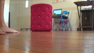 Fetichista de pies quiere seducir a sus espectadores con sus pies