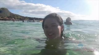 Esta joven es cogida en la playa bajo el sol