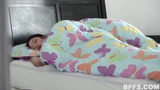 Les despiertan con chupitos de polla Les despiertan con chupitos de polla