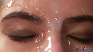 Chica mostrando su lencería consigue una corrida facial