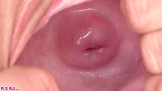 Lesbiana madura seduce a su joven amiga