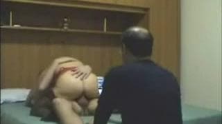 A esta rubia le gusta tragarse un enorme tubo