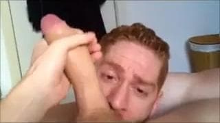 Qué mamada le da un pelirroj muy gay