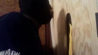 Un negro grande recibe una polla blanca en el Glory Hole