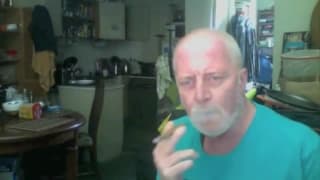 Este papá oso se saca la polla y fuma un cigarrillo Este papá oso se saca la polla y fuma un cigarrillo