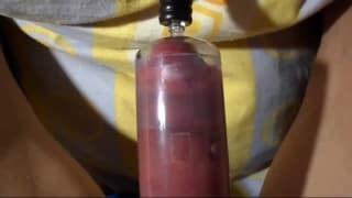 Se saca la polla para ponerla dura y masturbarse con un succionador Se saca la polla para ponerla dura y masturbarse con un succionador