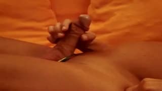 Un chico amateur disfruta de su polla en la cama ante la cámara Un chico amateur disfruta de su polla en la cama ante la cámara